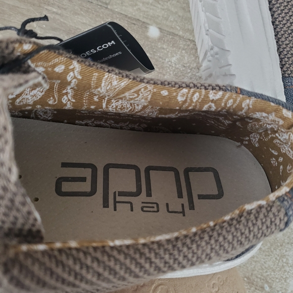 Hey Dude Wally Paisley Shoes Chocolate White Casual Walking Slip-On Shoes NWOB - Picture 12 of 15